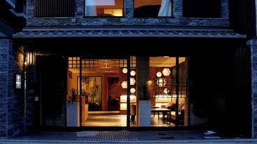 施設の正面 (日没後) / 1