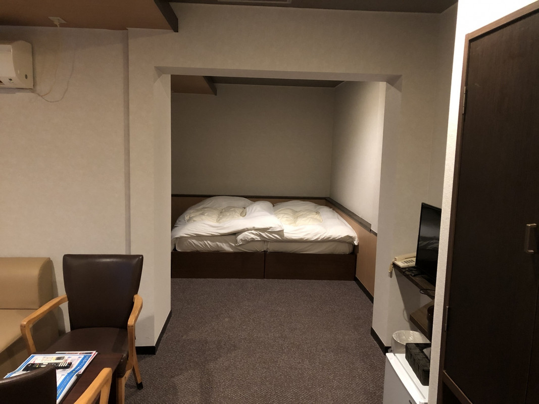 部屋は広くてベッドの寝心地は良い