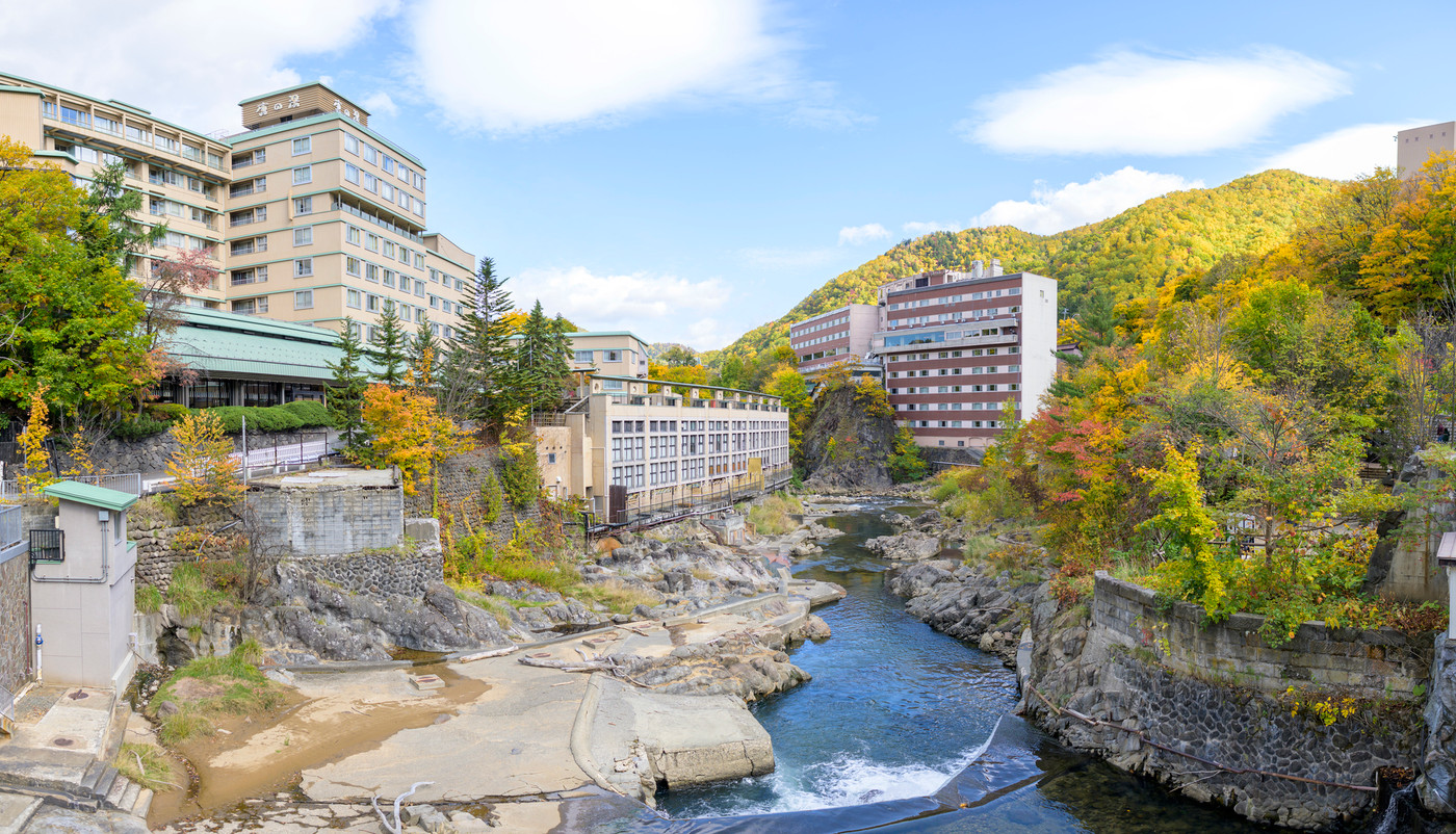 秋の定山渓温泉街