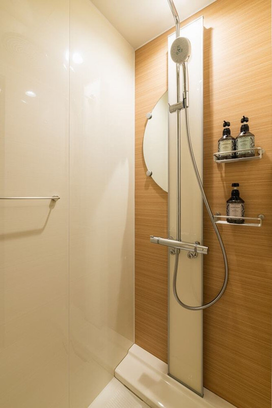 バスルームのシャワー