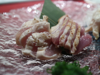 「本家比内邸」料理 8203 胸肉とモモ肉のたたき