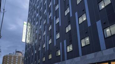 施設の正面 (日没後) / 1