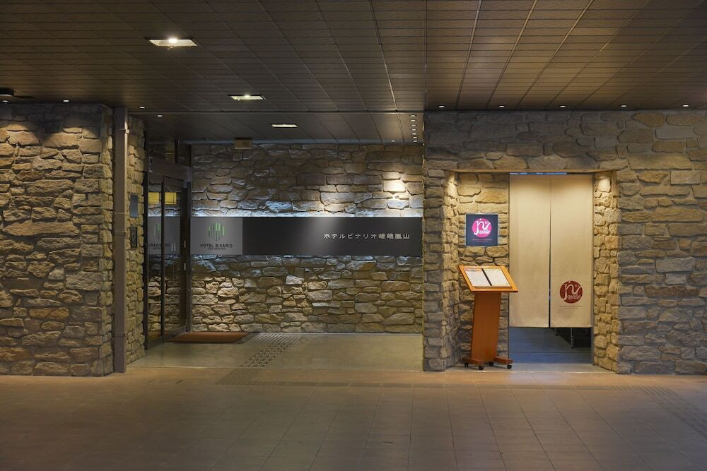 施設の正面 (日没後)