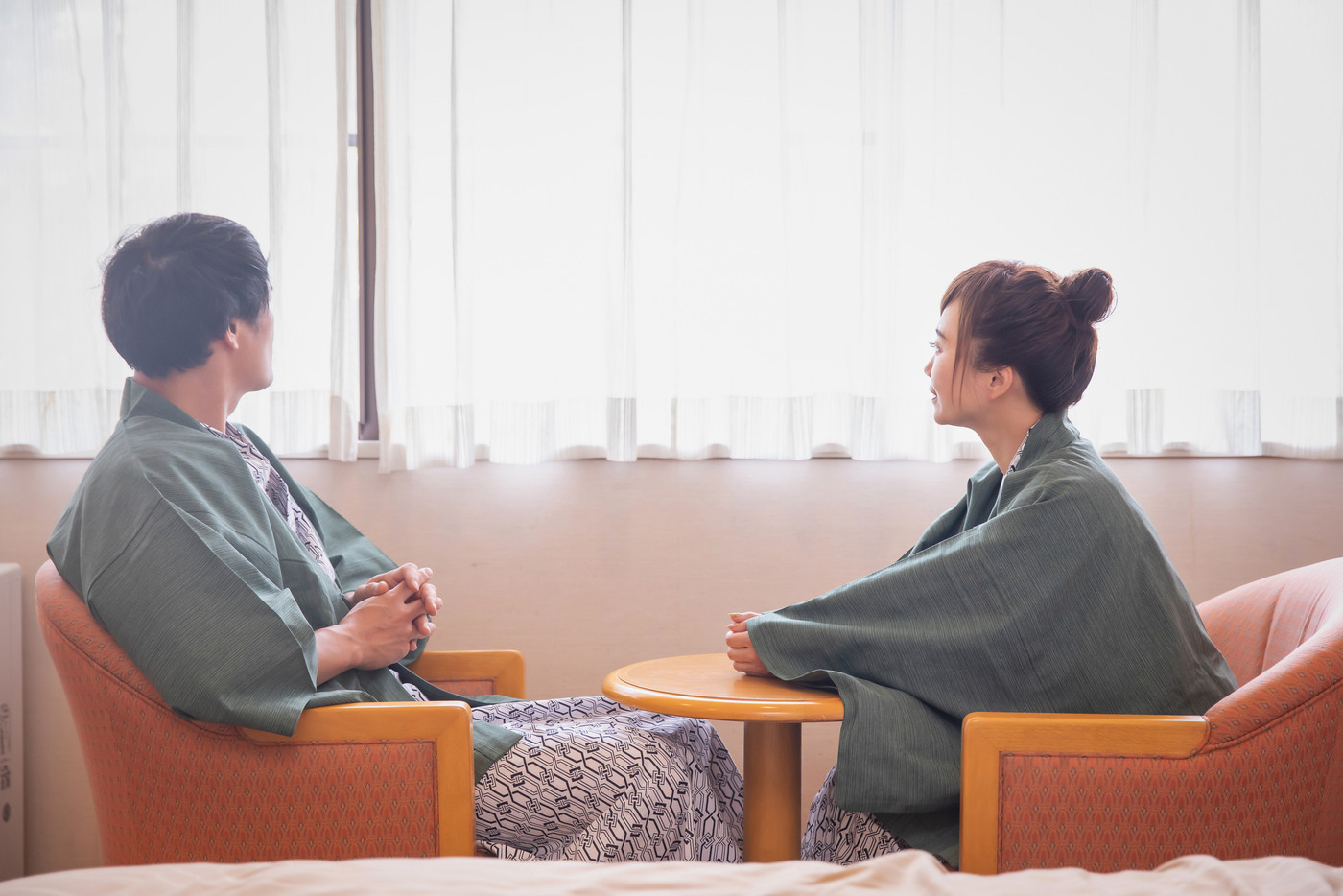 温泉旅行にきた男女