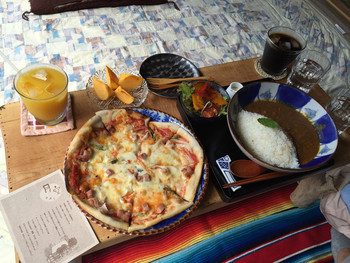 「茅葺き茶屋 月空」料理 754945 ピザとカレー。
その場で生地を伸ばしてトッピングして石窯で焼いてくれます。