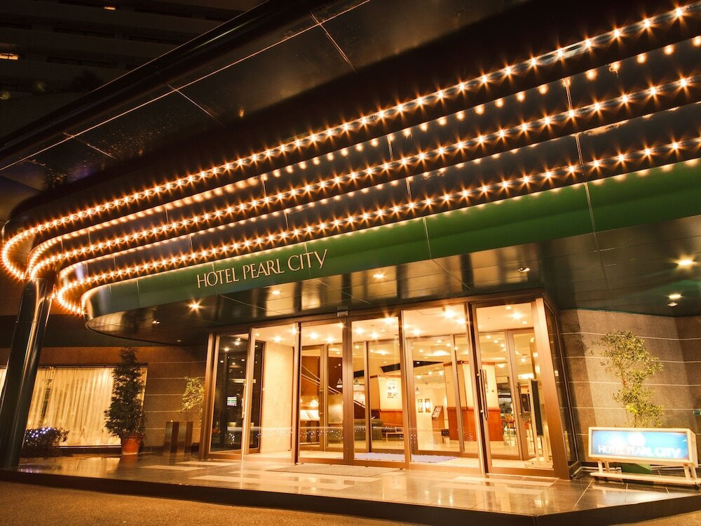 施設の正面 (日没後)