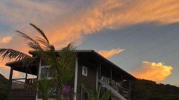 施設の正面 (日没後) / 2