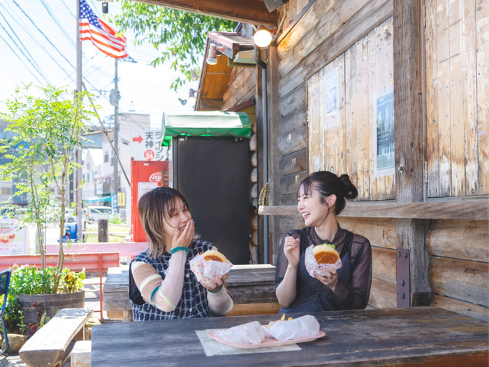 お店の前にはテラス席も。テイクアウトしてドライブのお供にするのもおすすめです