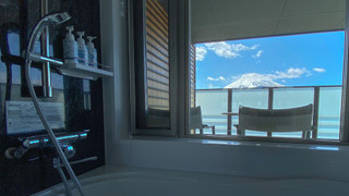 特別室 デラックス ダブルルーム クイーンベッド 1 台 富士山側 テラス付き(24.02平米)