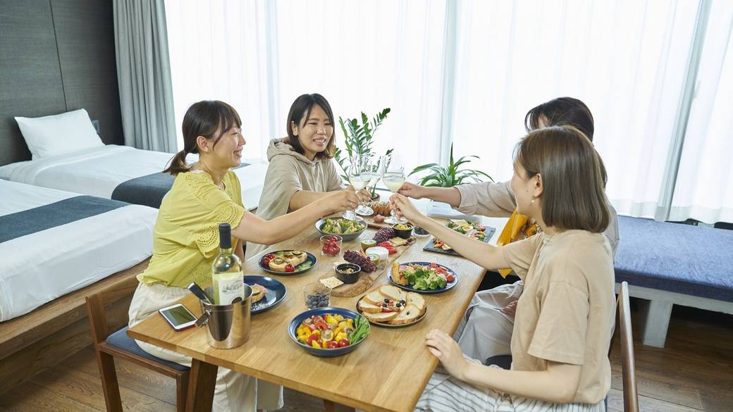 ダイニング女子会シーン / 1