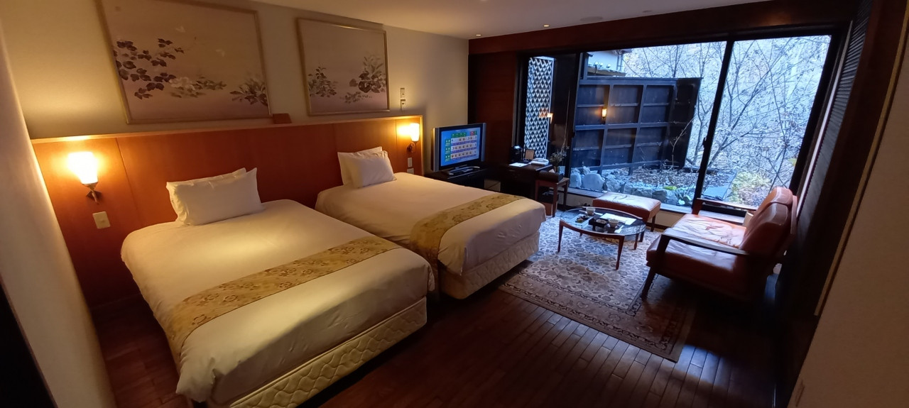 ヒーリングルーム１室のみ。隣はうるさいレストラン。