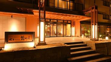 施設の正面 (日没後) / 3