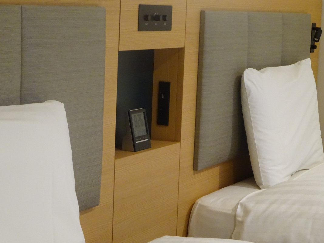 各ベッドの枕元にコンセントとUSBがあるのは高評価！