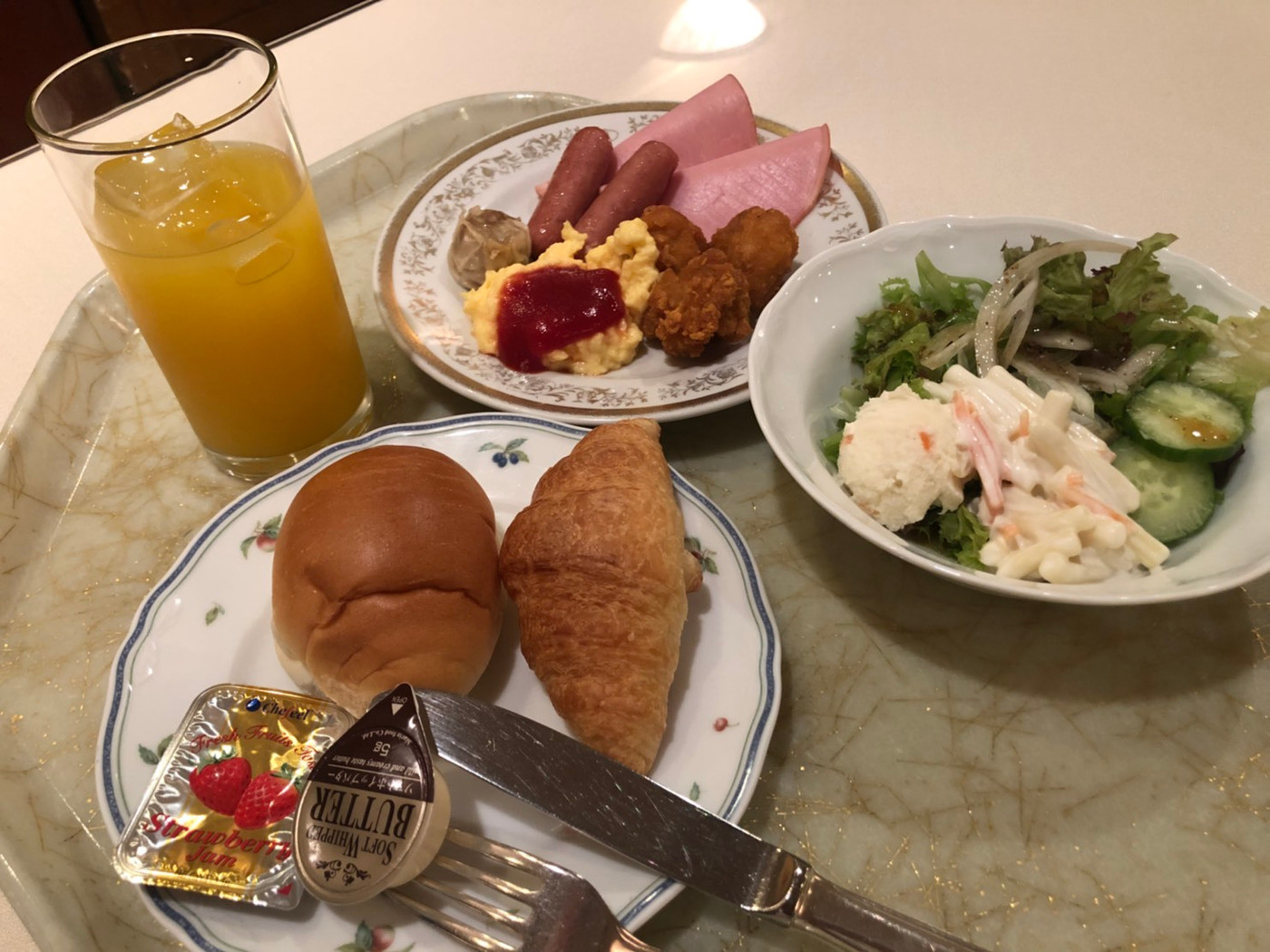 ホテル2階で朝食バイキングを味わう2009339