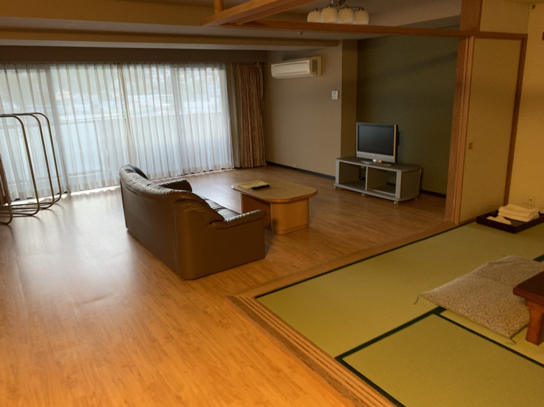 広いですが、寛げません。ＴＶ、小さいです。ソファはクッショ&