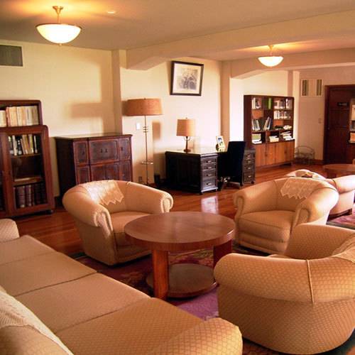 伝統と格式を感じる
重厚感のあるロビー
 / 2