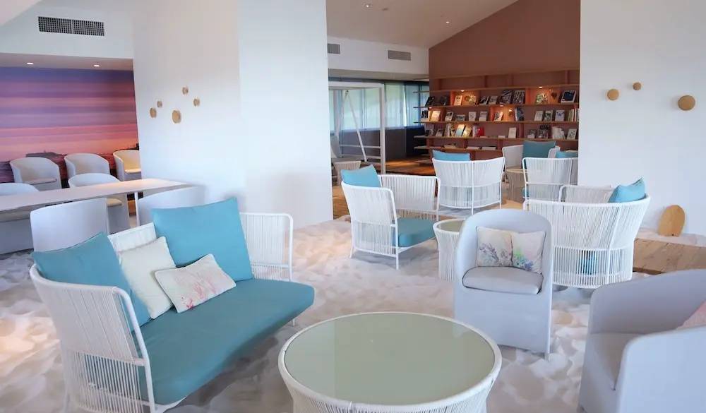 作業したい人向けのテーブル席や、カップルにおすすめのブランコ式ソファベンチなど多彩。21:00以降は12歳以上限定なので大人の時間も楽しめます。