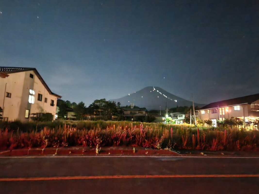 登山者のヘッドライトが富士山頂上まで続いている
