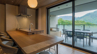 [B] スイート (2クイーンベッド + 1キングベッド) / ペット不可 6名定員 禁煙