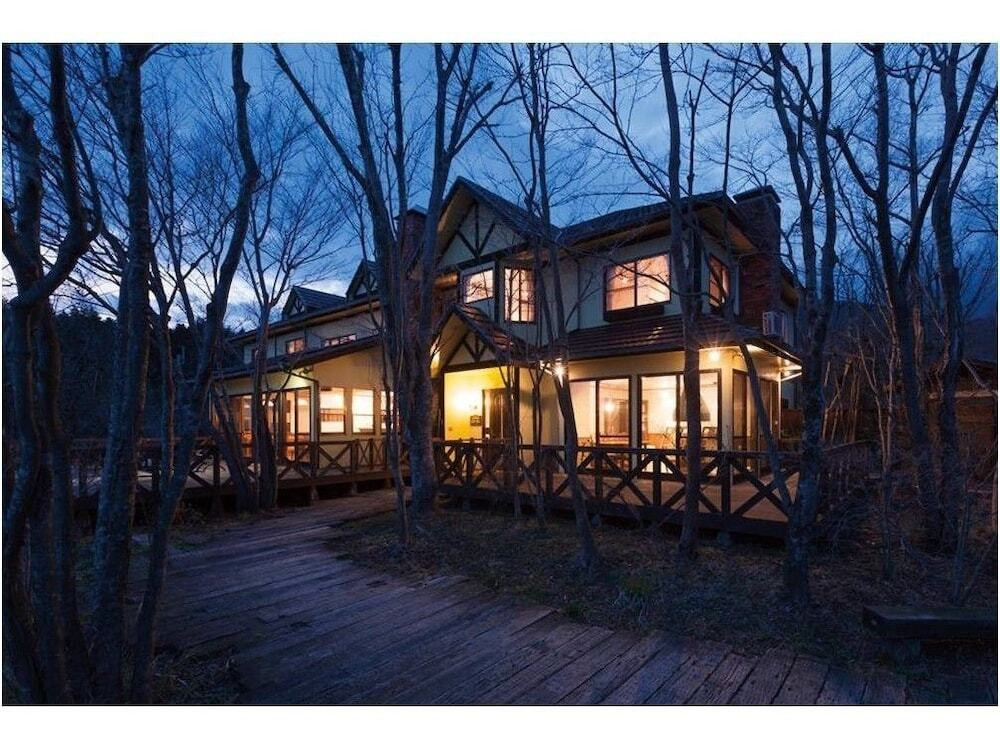 施設の正面 (日没後)