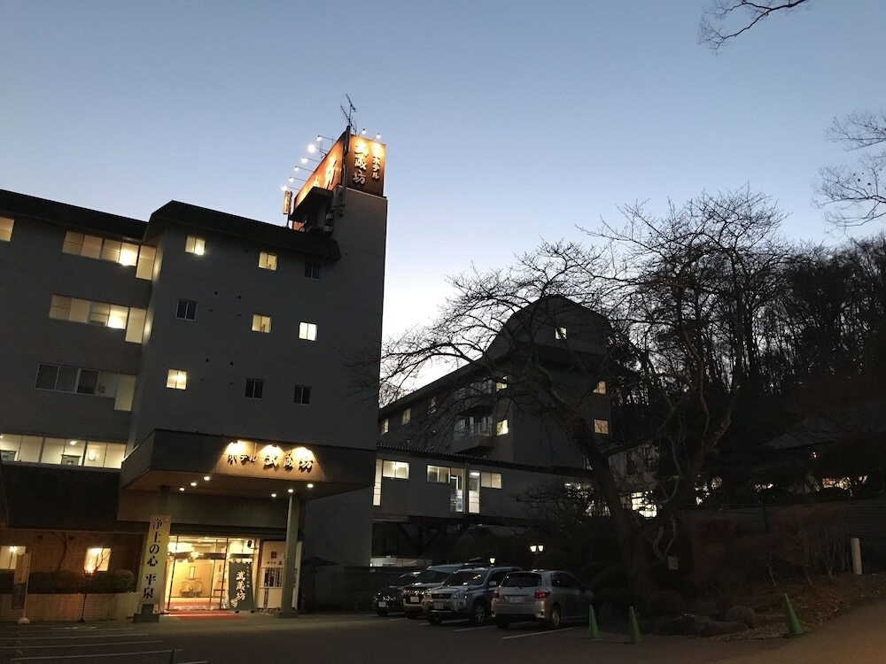 施設の正面 (日没後)