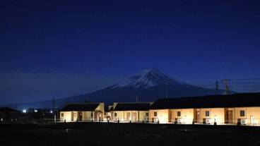 施設の正面 (日没後) / 7