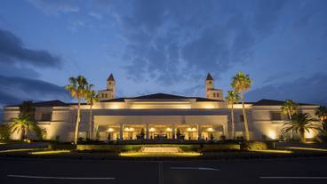 施設の正面 (日没後) / 4