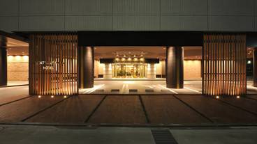 施設の正面 (日没後) / 1