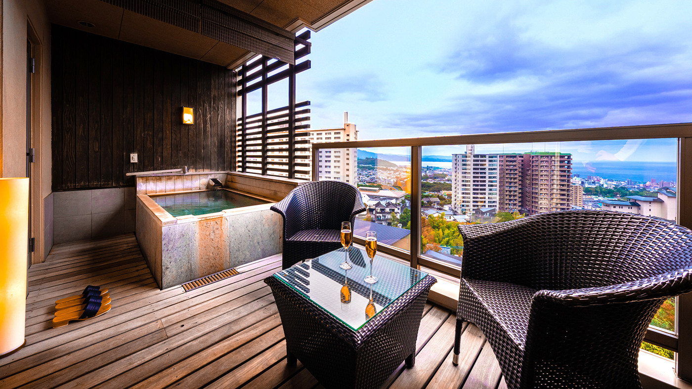 別府の街並みを眼下に見下ろす温泉宿4253945