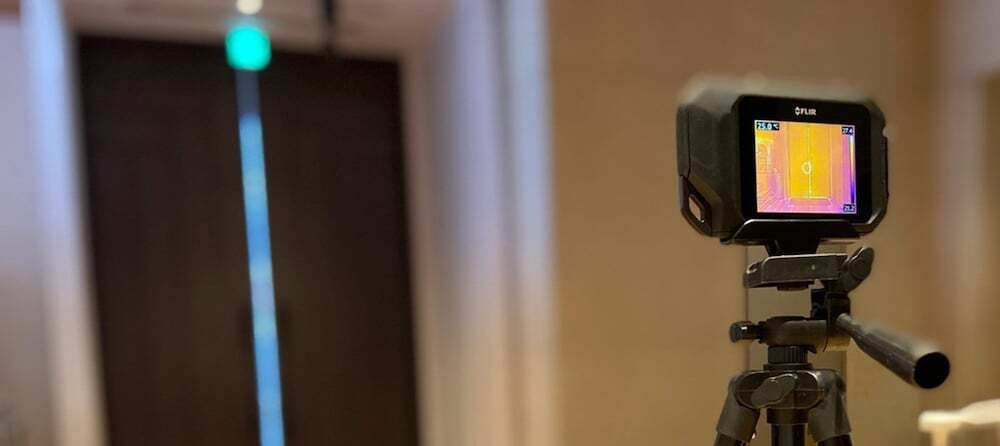 チェックイン / チェックアウト キオスク