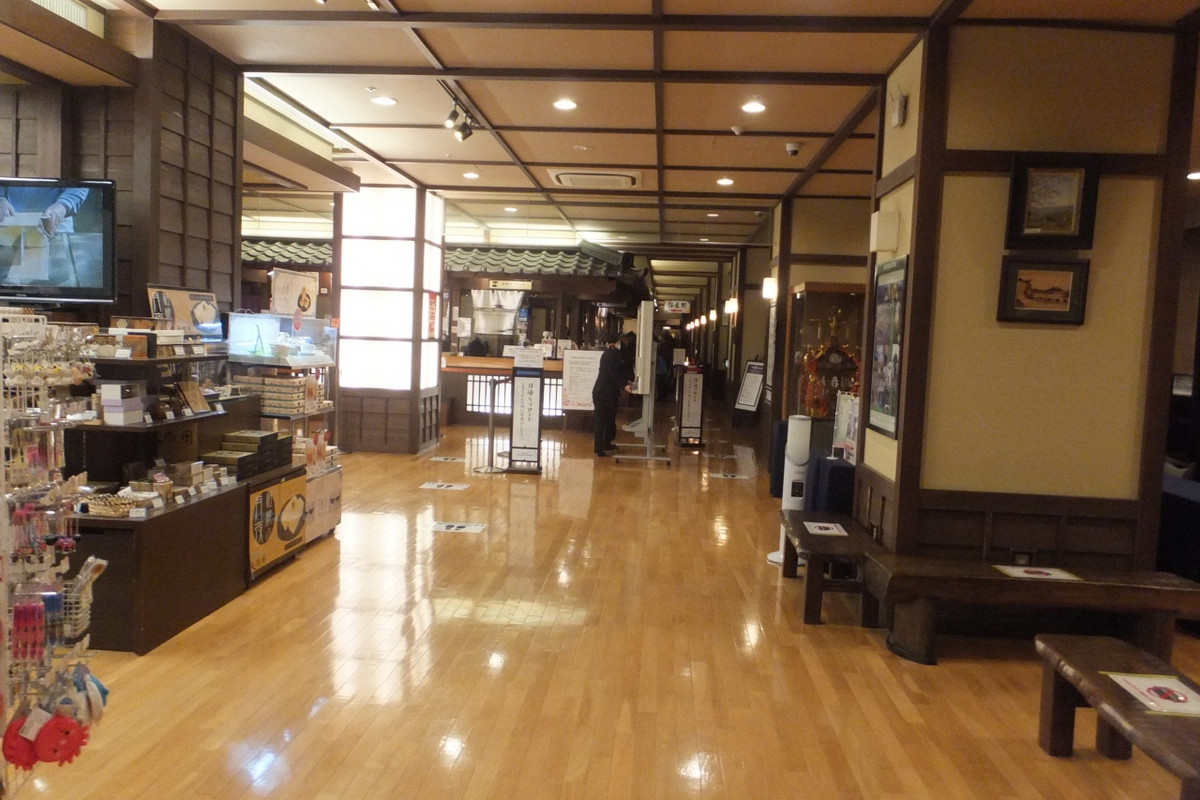 この廊下を裸足、靴下のまま