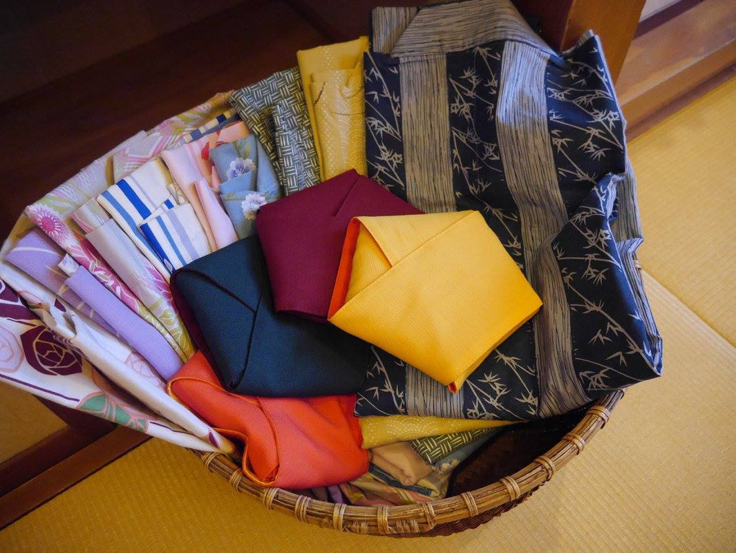 色浴衣(※イメージ)