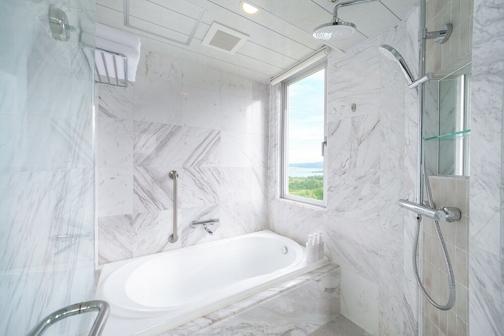 クラブラウンジでお酒も食も満喫3931045