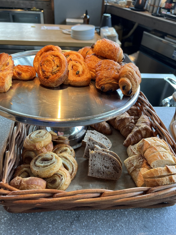 パンは焼きたてでは無いのでオーブンで温める感じです