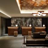 シックなフロントで
チェックイン / 1