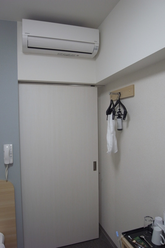 バスルームと寝室の間に扉出せます。