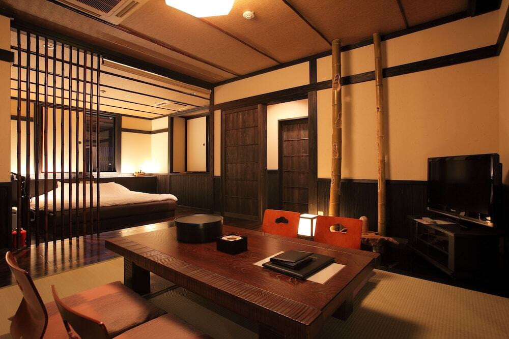 客室内のダイニングエリア