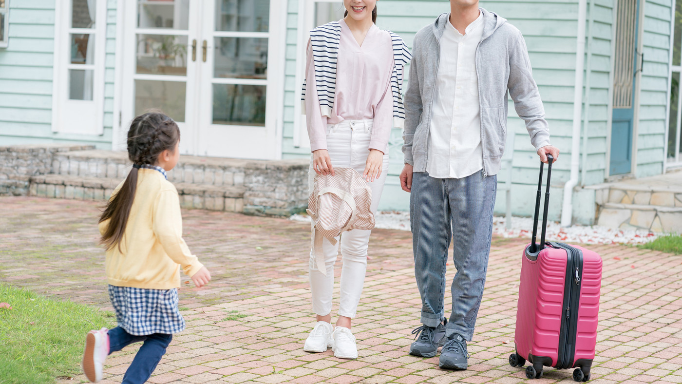 旅行に出かける家族