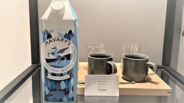 客室内の水とマグカップ / 10