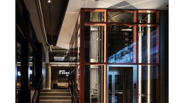 施設の正面 (日没後) / 1