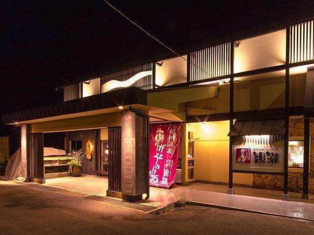 施設の正面 (日没後)