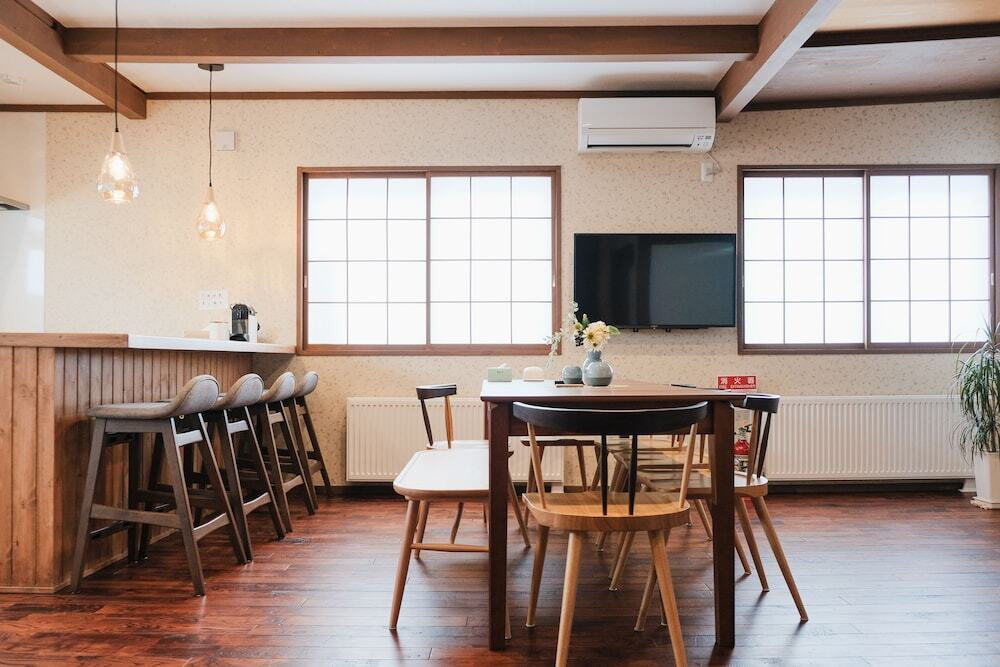 客室内のダイニングエリア