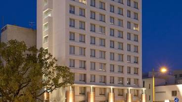 施設の正面 (日没後) / 1