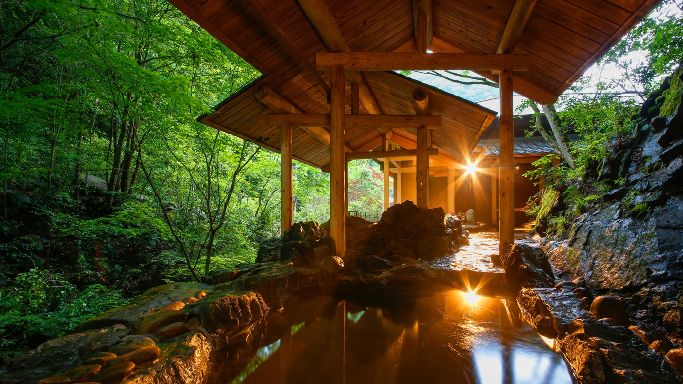 里山の緑に囲まれた温泉とスパで、贅沢な大人のステイ4085785