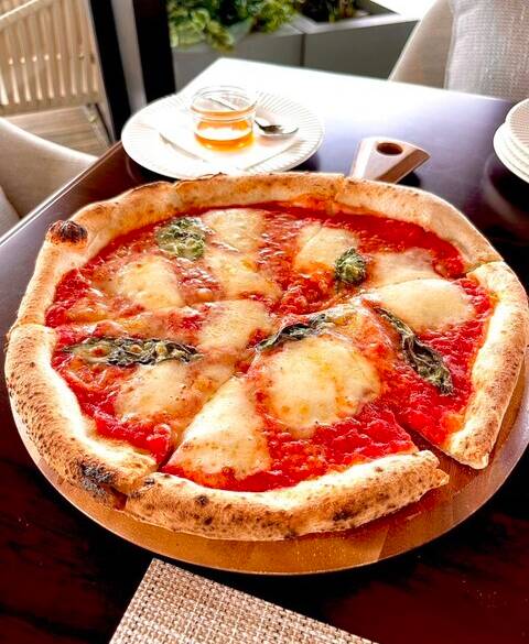 本格的なピザ窯で焼くピザ / 3