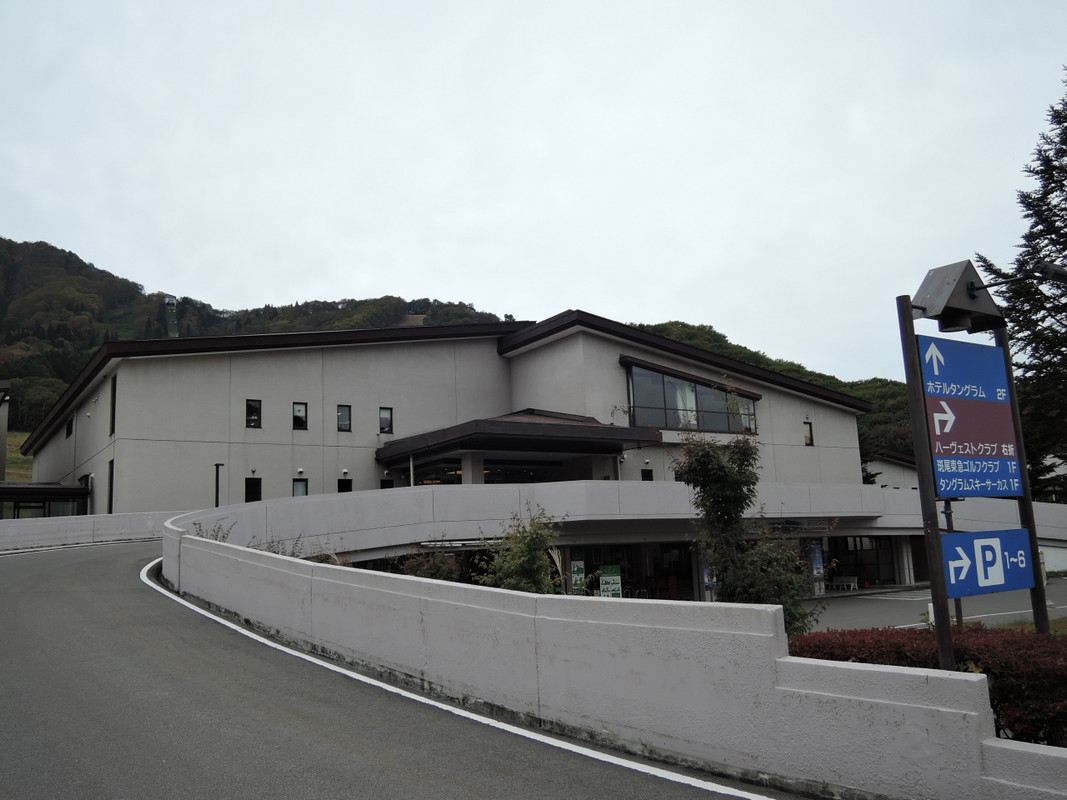 手前右に無料大駐車場