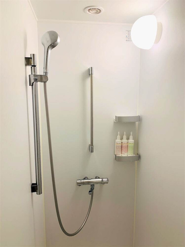 バスルームのシャワー