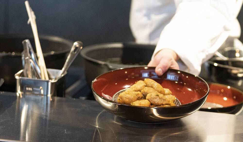 朝食メニューに並ぶすり身揚げ / 2