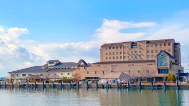 Hotel exterior | Front / 22