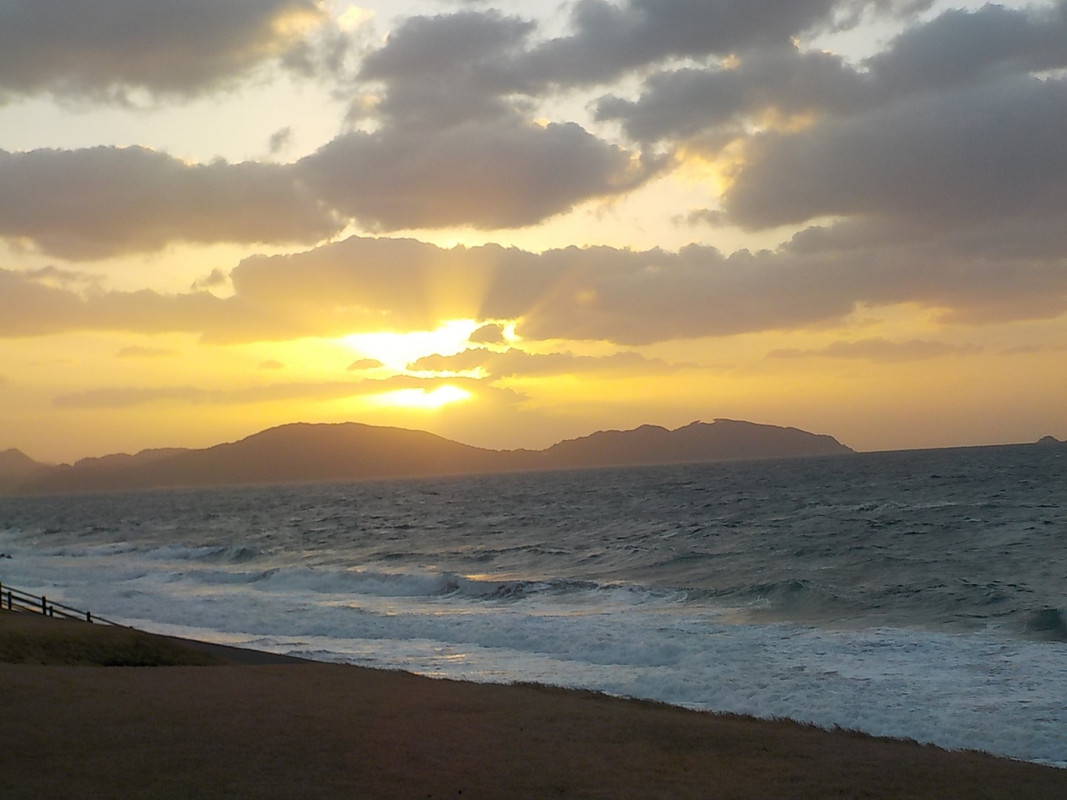 ホテル前から見た夕日の海岸